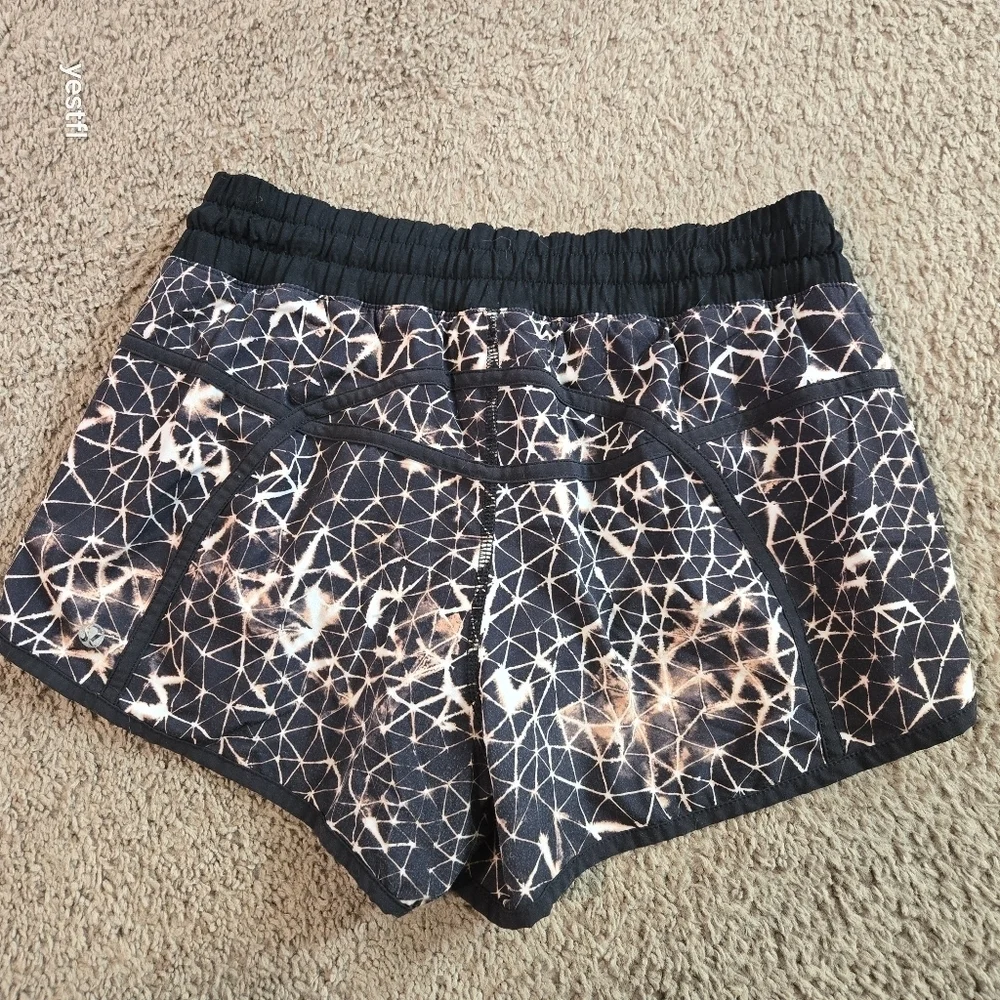 Lululemon Tracker Short III 4-way Stretch Star Crushed Multi / Black Size 6